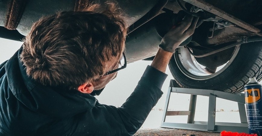 Mechanik opravuje auto